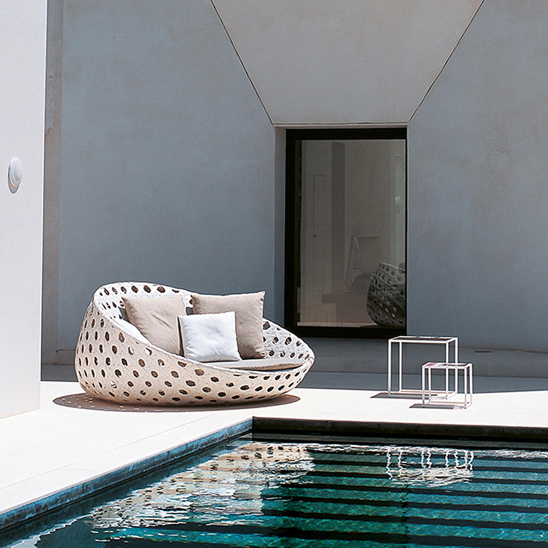 Elysia Rattan Round Outdoor Daybed, side view of single bed sofa